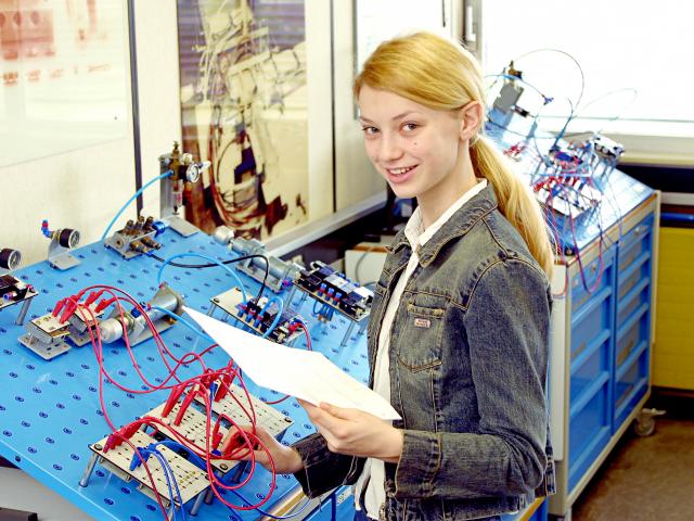 Jeune fille en atelier