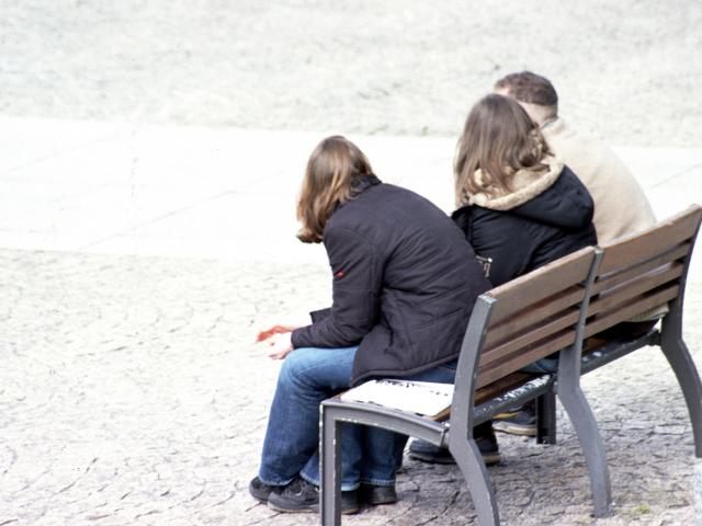 Photo jeunes sur un banc