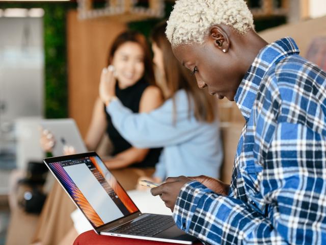 Photo femme et ordinateur portable