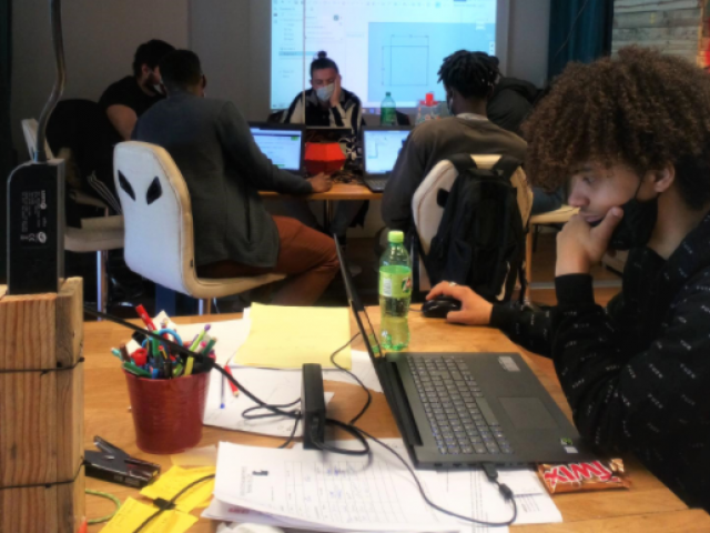 Jeunes dans le FabLab PoleS
